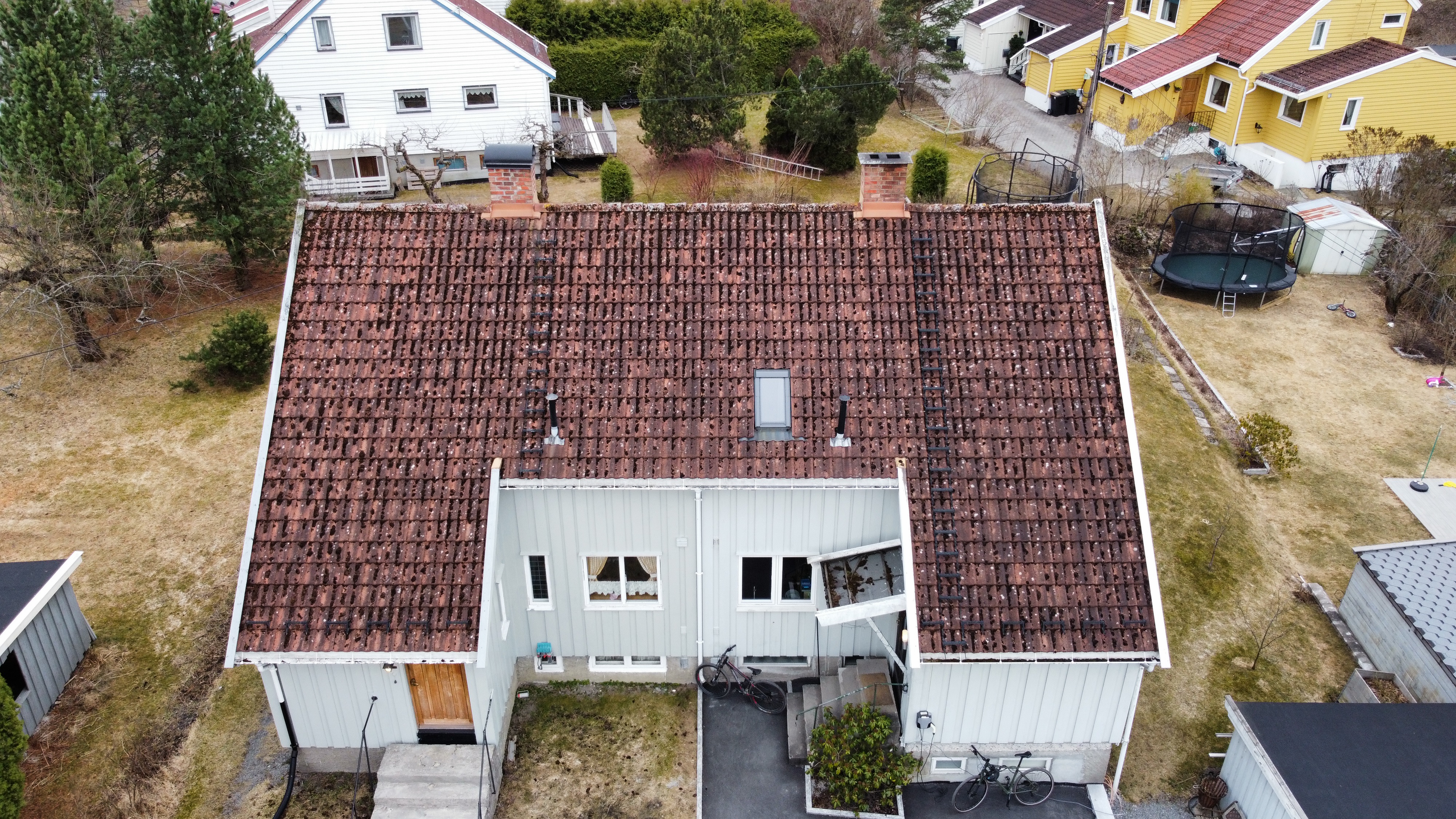 Tak før fornyelse - slitt rødt tak